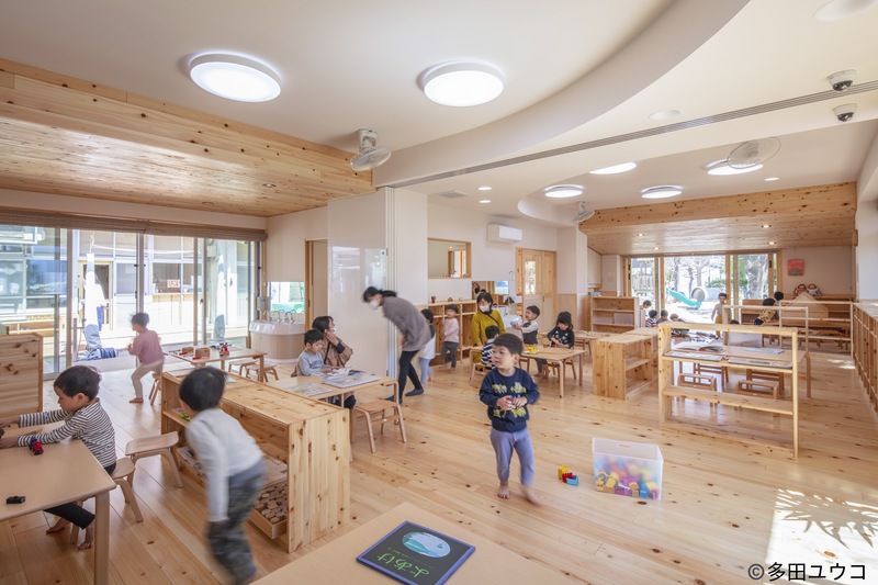 ２つの保育室は間仕切りを動かして大きな１室空間としての利用も可能