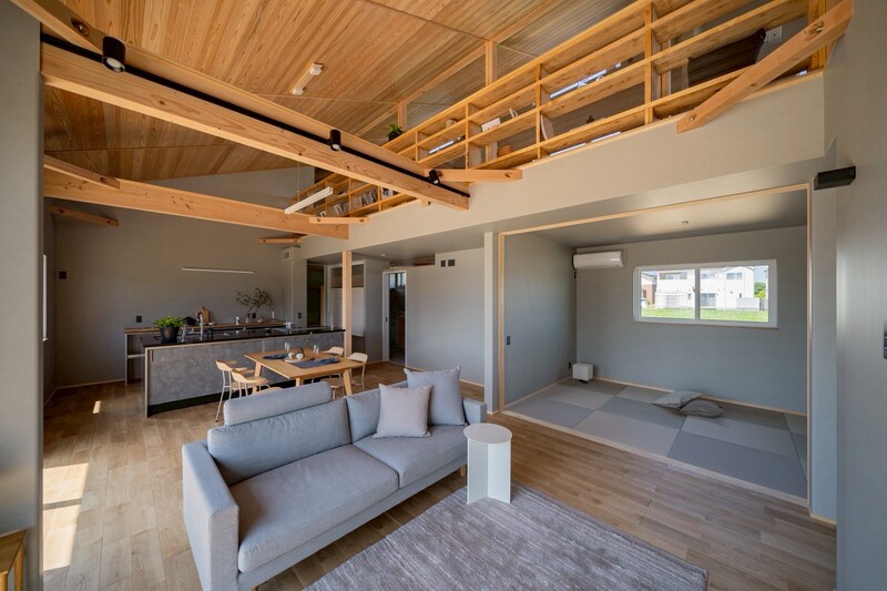 リビングより２階のロフトを望む　手すり兼用の棚には、夫妻のコレクションが並ぶ