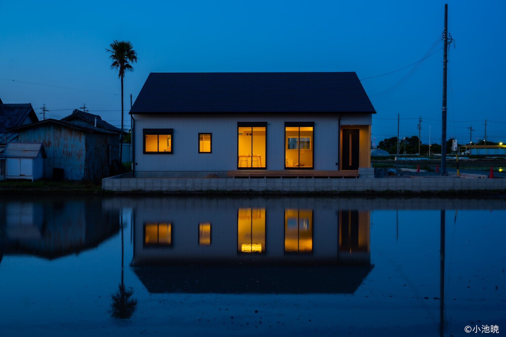 水鏡に浮かぶ 灯りの家